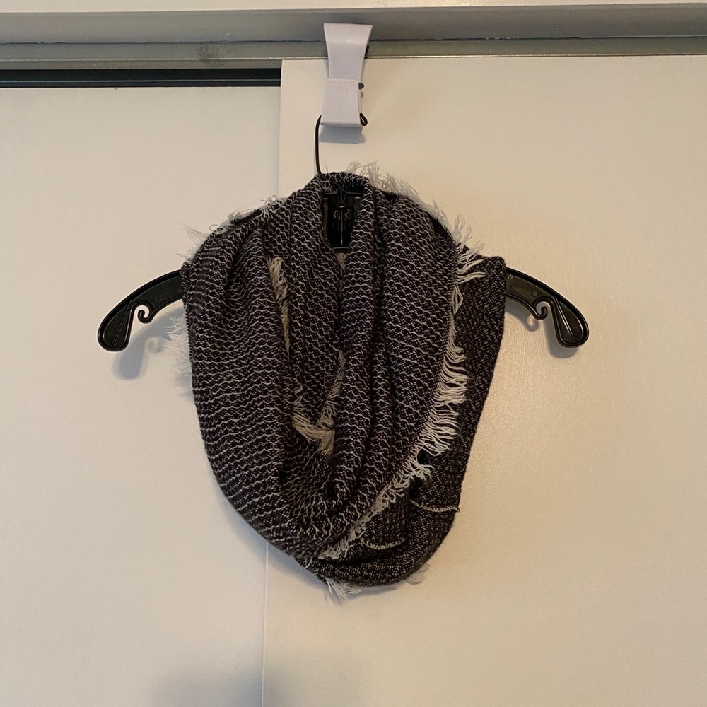 Scarf - Picture 1 of 4